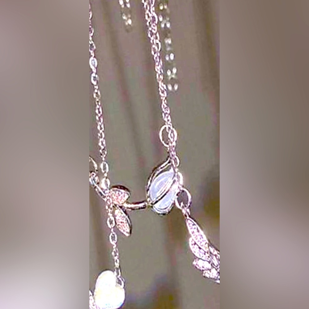 SHEIN crystal flower pendant necklace. New